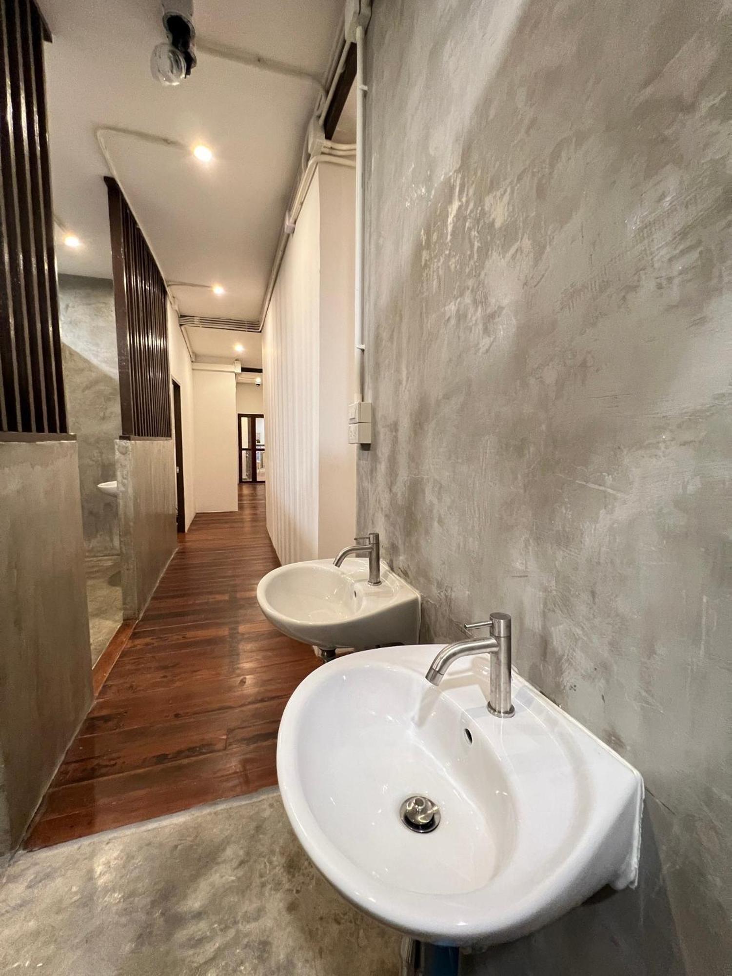 House Ju Vandrarhem Bangkok Exteriör bild